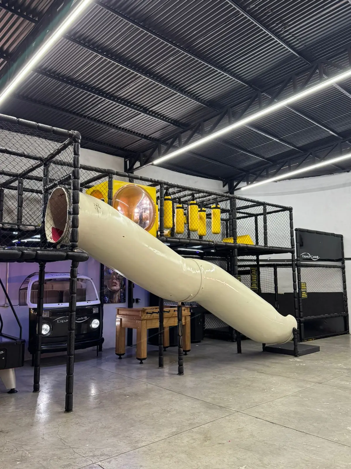 Brinquedoteca ampla com escorregador e área de jogos da unidade 01